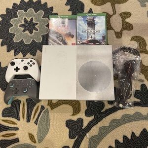 Xbox One S 2 controllers, five games and all cables